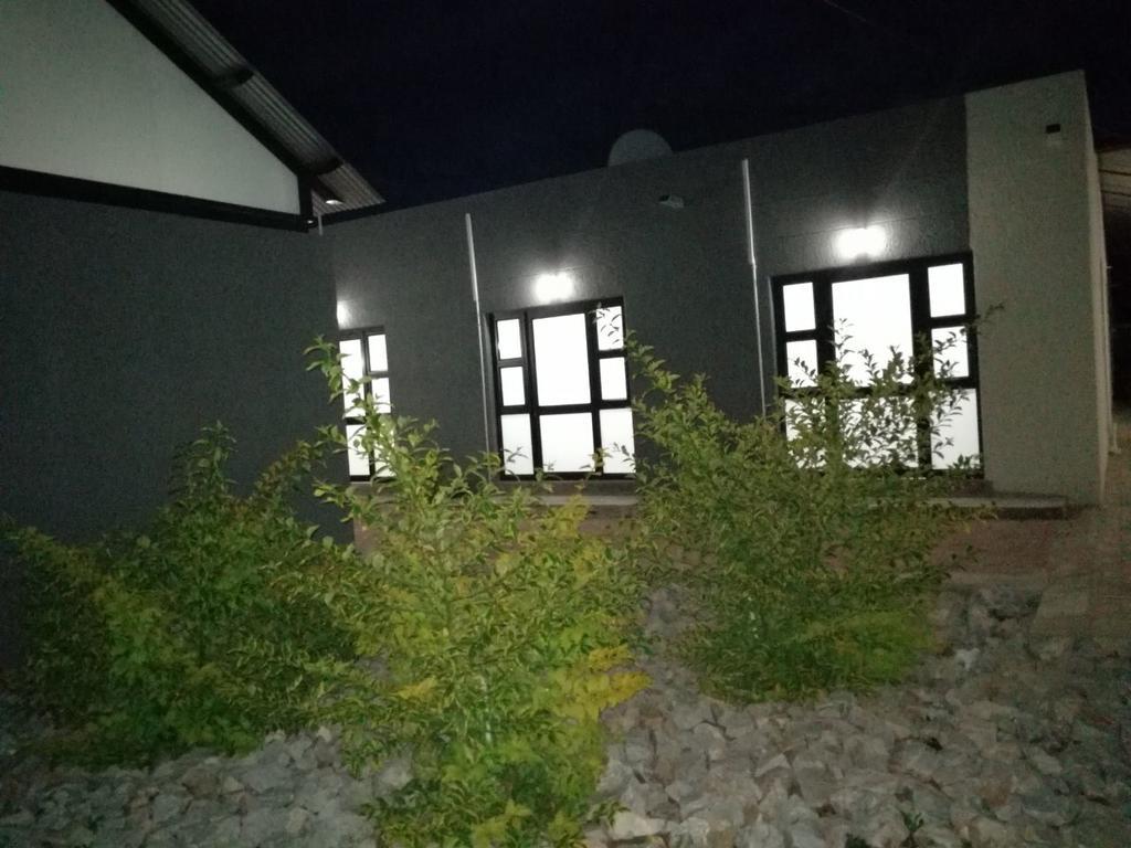 Tsumeb Guesthouse Kamho Екстериор снимка