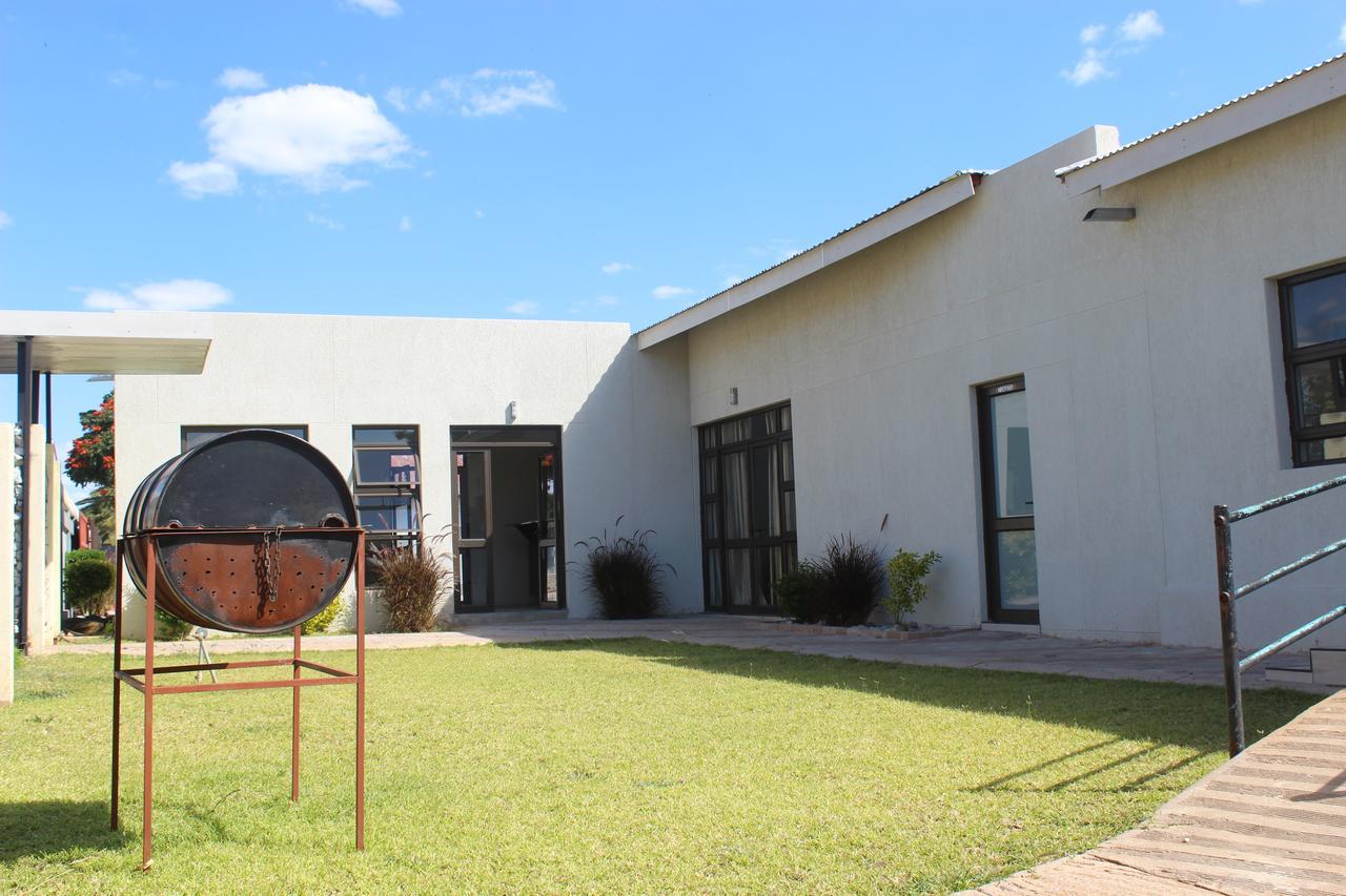 Tsumeb Guesthouse Kamho Екстериор снимка